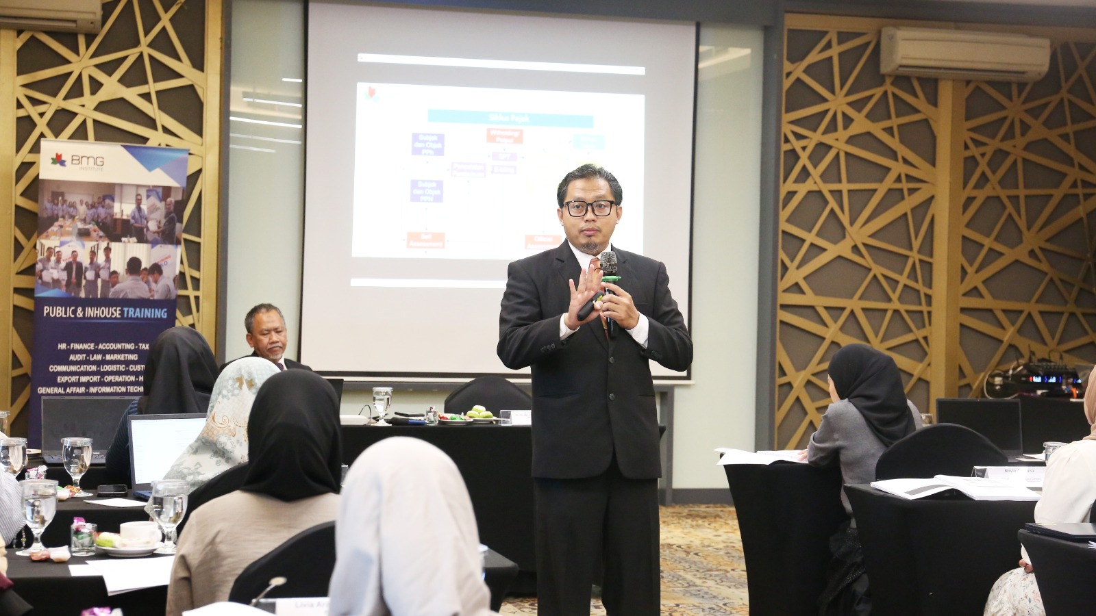 Sesi pelatihan dan seminar perpajakan bersama Dr. Ikhwan Ashadi
