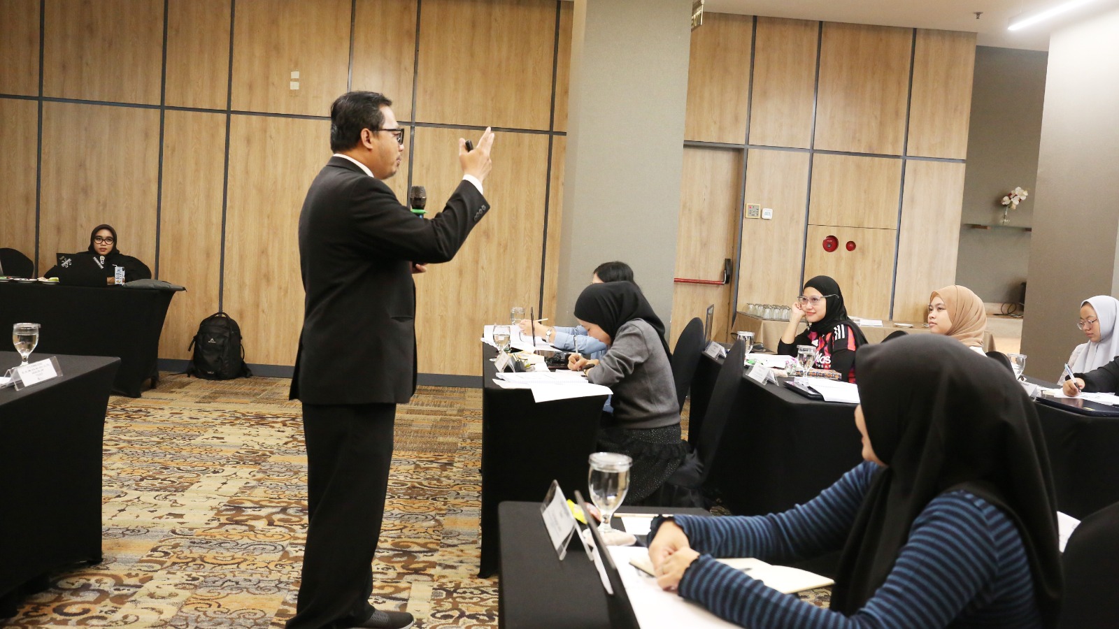 Kegiatan edukasi perpajakan Bank Mega bersama Dr. Ikhwan Ashadi