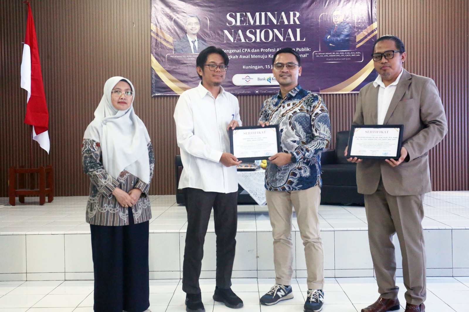 Dr. Ikhwan Ashadi memberikan pelatihan kepada tim keuangan perusahaan